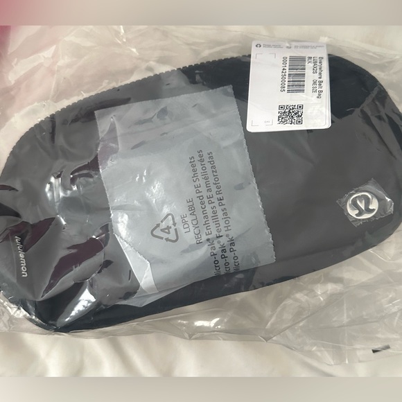 🆕 Lululemon everywhere belt bag 1L - Black - FIRM PRICE - Picture 2 of 2